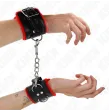 KINK - PELZGEFÜTTERTE HANDGELENKFESSELN MIT QUADRATISCHEN LÖCHERN, ROTER UND SCHWARZER GÜRTEL, VERSTELLBAR 17-29 CM X 6 CM
