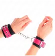 KINK - NYLON HANDGELENKFESSELN SCHWARZ MIT KUNSTLEDERGÜRTEL HIMBEERROSA VERSTELLBAR 19-29 CM X 5,1 CM