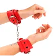 KINK - MUÑEQUERAS ROJO CON INCRUSTACIÓN DE CORAZÓN NEGRO AJUSTABLE 21-28 CM X 5.5 CM