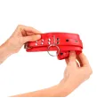 KINK - ROTE HANDGELENKSFESSELN MIT SCHWARZER HERZEINLAGE, VERSTELLBAR 21-28 CM X 5,5 CM
