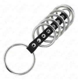 KINK - 7 ANNEAUX PÉNIS EN MÉTAL DE 3,2 CM À 5 CM CONNECTÉS PAR DU CUIR